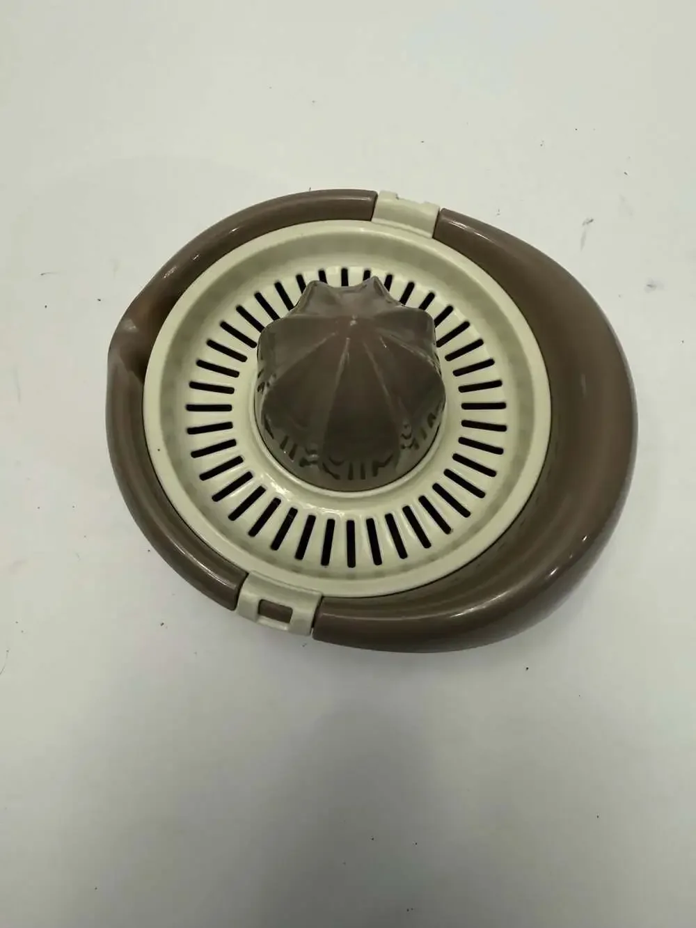 Vintage Brown Cream Plastic Citrus Juicer Lemon Orange Reamer Strainer Retro